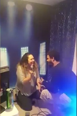 حضّرت مفاجأة كي تطلب يده للزواج .. ولكنها هي من تفاجأت .. فيديو