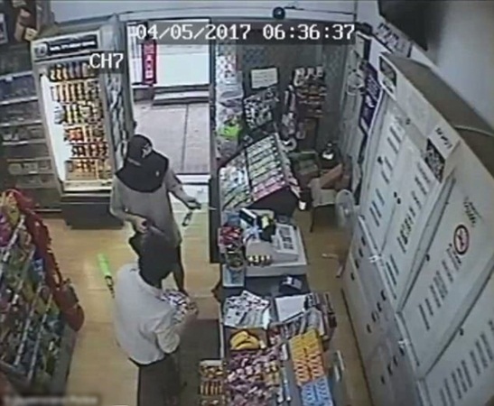 حاول سرقة المتجر .. ولكنها فاجئته .. فيديو
