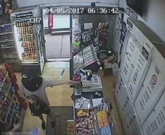 حاول سرقة المتجر .. ولكنها فاجئته .. فيديو