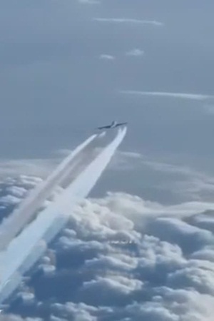 بالفيديو .. شاهد كيف تمكن الطيار من تفادي طائرة أخرى دخلت مساره الجوي