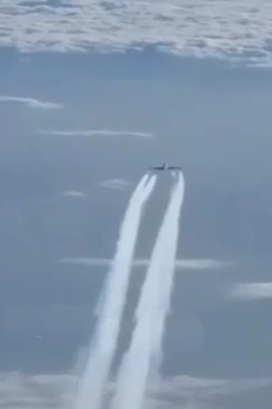 بالفيديو .. شاهد كيف تمكن الطيار من تفادي طائرة أخرى دخلت مساره الجوي