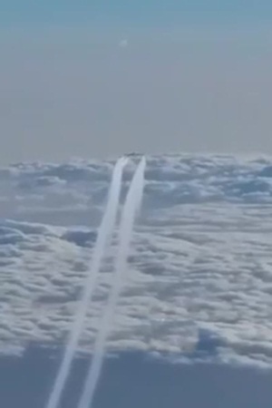 بالفيديو .. شاهد كيف تمكن الطيار من تفادي طائرة أخرى دخلت مساره الجوي