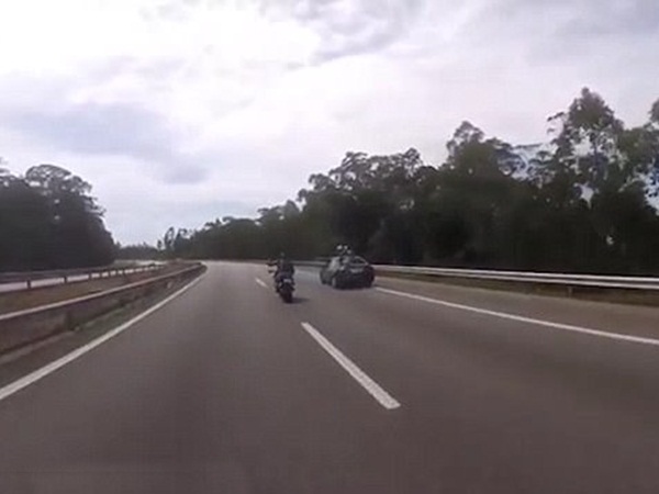 ينجو من الموت بفضل سيارة تسير أمامه .. فيديو