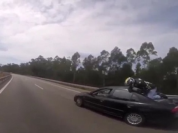 ينجو من الموت بفضل سيارة تسير أمامه .. فيديو