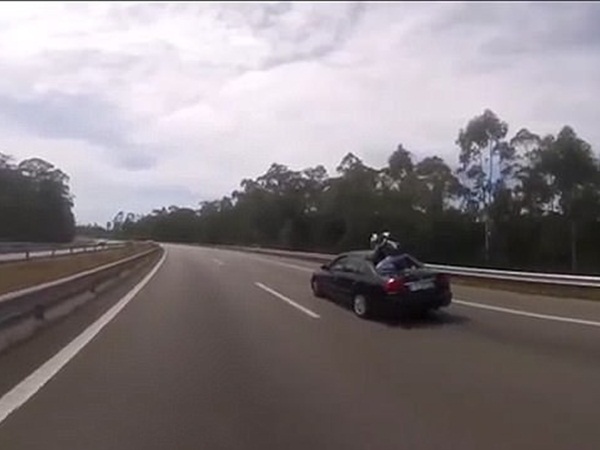 ينجو من الموت بفضل سيارة تسير أمامه .. فيديو