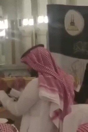 بالفيديو .. الشيخ السديس يقبل رأس طالب