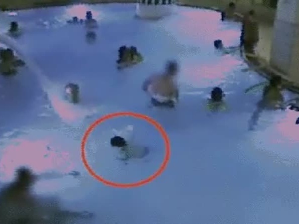 فيديو مرعب .. طفل يغرق في مسبح دون أن يلاحظه أحد