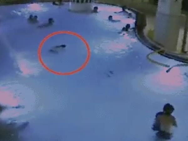 فيديو مرعب .. طفل يغرق في مسبح دون أن يلاحظه أحد