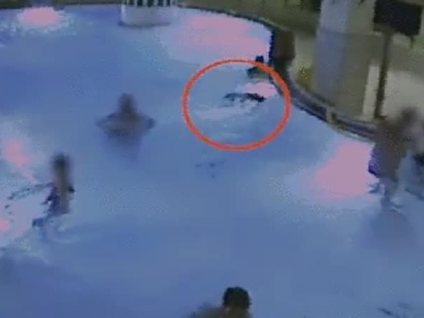 فيديو مرعب .. طفل يغرق في مسبح دون أن يلاحظه أحد