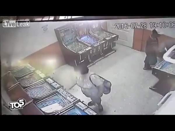 فيديو مرعب .. قطع يدها بمنجل بعد شجارها معه