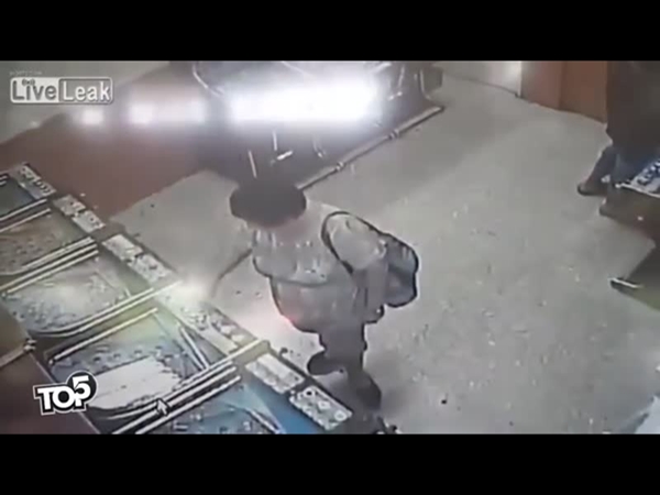 فيديو مرعب .. قطع يدها بمنجل بعد شجارها معه