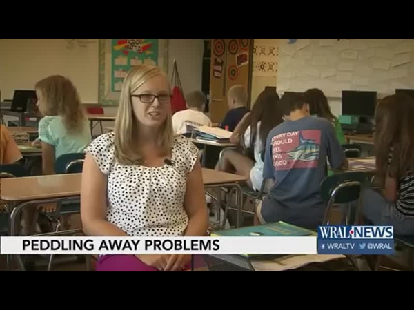 شاهد ما فعله هذا المعلم لزيادة تركيز التلاميذ في الفصل