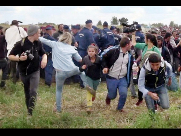 محاكمة المراسلة التي تعرقل اللاجئين وتوقعهم أرضًا