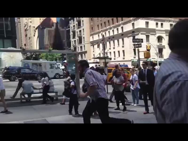 تدمر عصى السيلفي في شوارع نيويورك ... تعرف على السبب في الفيديو