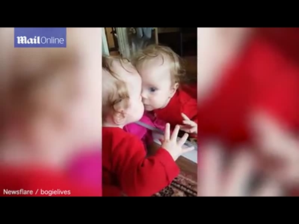 فيديو طريف يجتاح الإنترنت .. طفلة تشاهد نفسها في المرآة للمرة الأولى