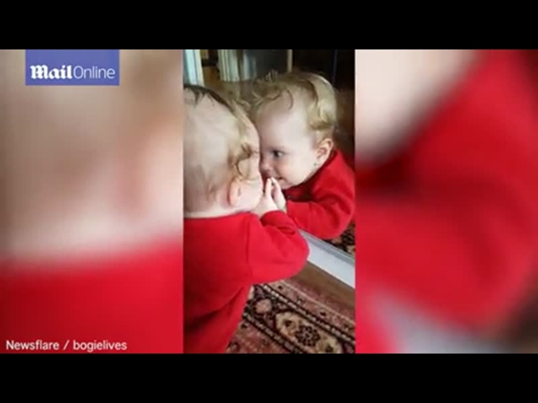 فيديو طريف يجتاح الإنترنت .. طفلة تشاهد نفسها في المرآة للمرة الأولى