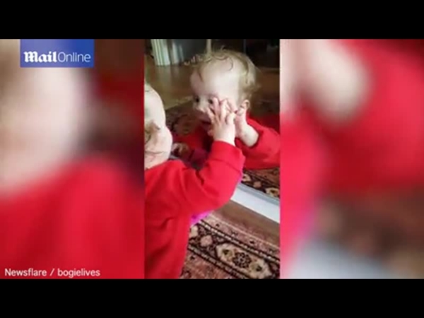 فيديو طريف يجتاح الإنترنت .. طفلة تشاهد نفسها في المرآة للمرة الأولى