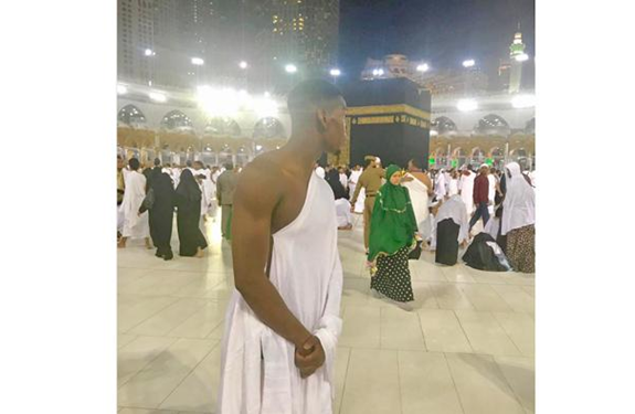 النجم بول بوجيا يؤدي مناسك العمرة في رمضان