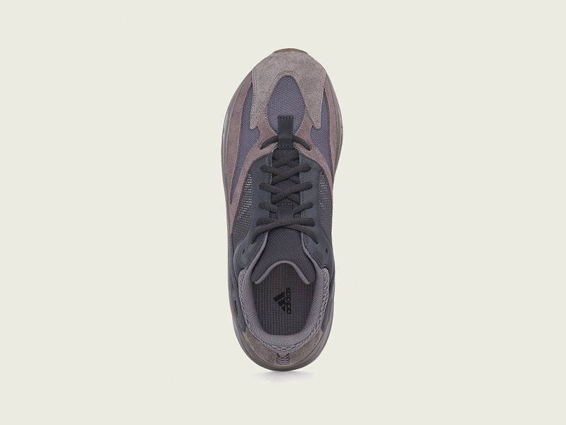 أديداس و كانييه ويست يطلقان حذاء YEEZY BOOST 700 Mauve