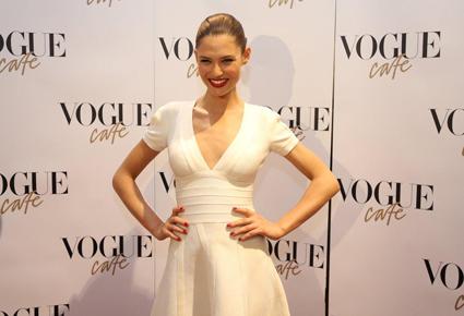 أسطورة كرة القدم ديديه دروغبا يشارك في إفتتاح Vogue Cafe في دبي مول
