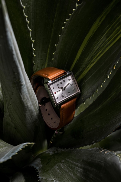 ساعة كلاسيكية جريئة من ستينيات القرن العشرين: Tradition 1965 Auto من Rado