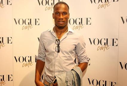 أسطورة كرة القدم ديديه دروغبا يشارك في إفتتاح Vogue Cafe في دبي مول