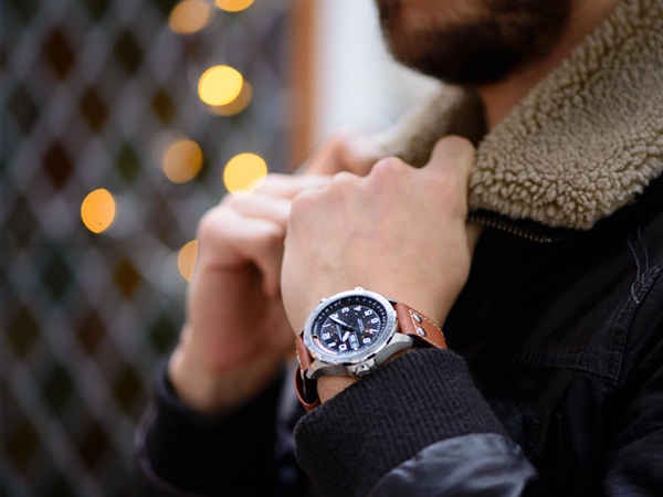 ساعة هاميلتون Khaki X-Wind Auto Chrono: براعة تقنية مذهلة ودقة متناهية تفوق التوقعات