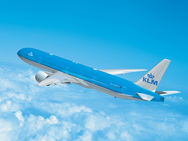 اعرف السبب وراء تكريم الخطوط الملكية الهولندية لطبيب سعودي