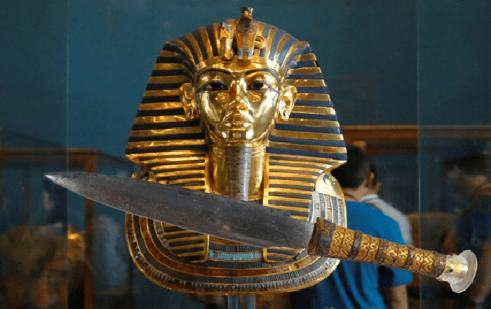 خنجر توت عنخ آمون هل هدية من الفضاء الخارجي