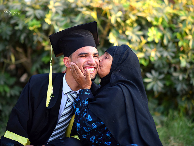 الصور التي غزت مواقع التواصل شاب مصري يرد جميل والدته عليه بمبادرة لا تصدق Ra2ed