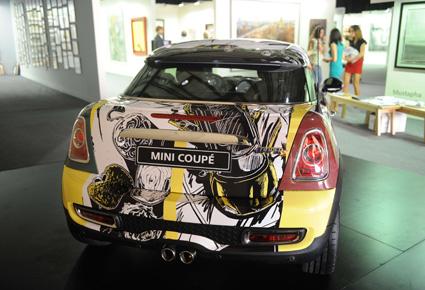 "ميني" تنشر قوتها الخارقة الداخلية في تصميم فريد على شكل كتاب هزلي