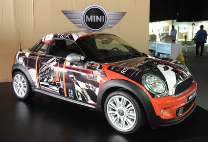 "ميني" تنشر قوتها الخارقة الداخلية في تصميم فريد على شكل كتاب هزلي