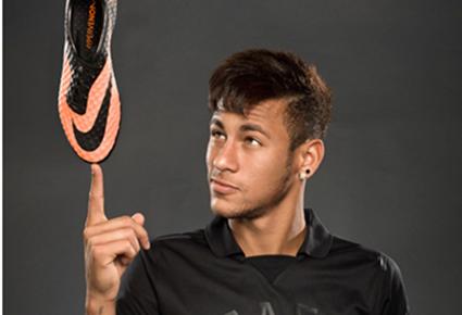 حذاء "NIKE HYPERVENOM": التجسيد المطلق للرشاقة والمناورة والهجوم القوي