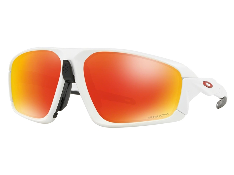 OAKLEY تكشف عن الجيل التالي من النظارات الرياضية عالية الأداء بإطلاق FLIGHT JACKET  و FIELD JACKET