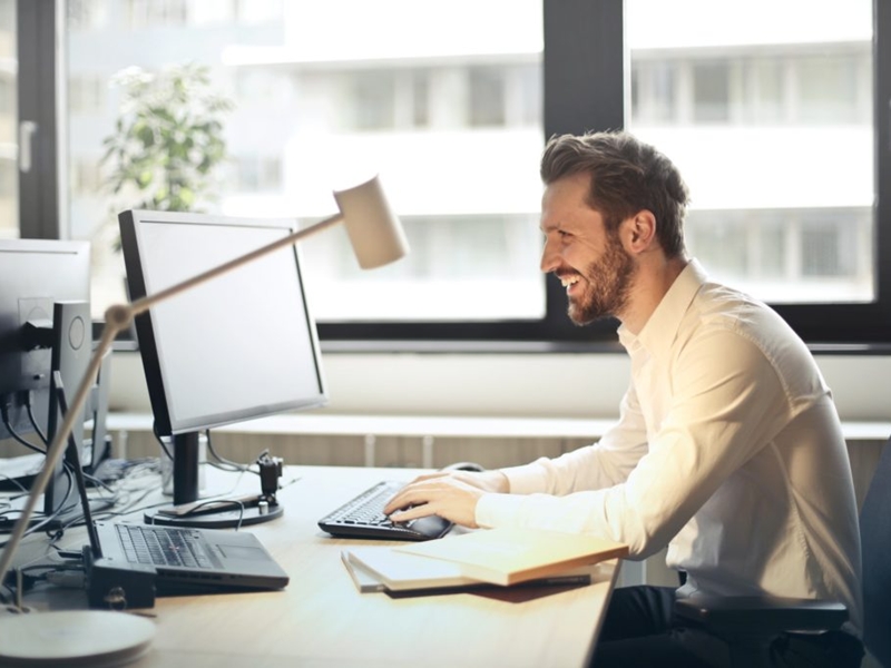 تخلص من آلام ظهرك أثناء العمل بمساعدة مصحح وضع جسدك ذو ال60 دولار