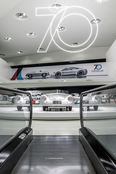 "متحف بورشه" Porsche Museum يستعرض قصة نجاح السيارة الرياضية
