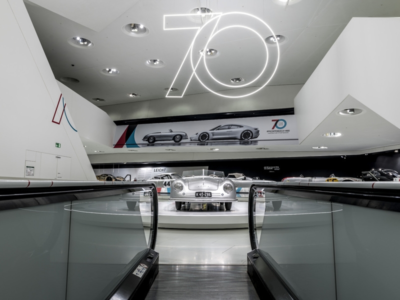 "متحف بورشه" Porsche Museum يستعرض قصة نجاح السيارة الرياضية