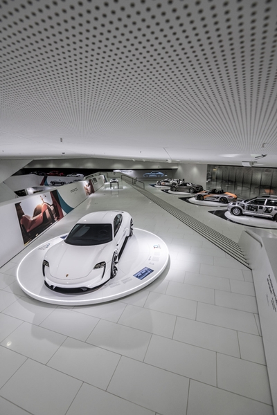 "متحف بورشه" Porsche Museum يستعرض قصة نجاح السيارة الرياضية