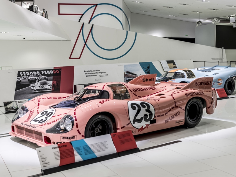 "متحف بورشه" Porsche Museum يستعرض قصة نجاح السيارة الرياضية