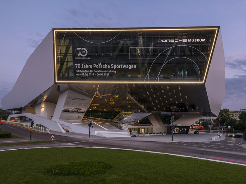 "متحف بورشه" Porsche Museum يستعرض قصة نجاح السيارة الرياضية