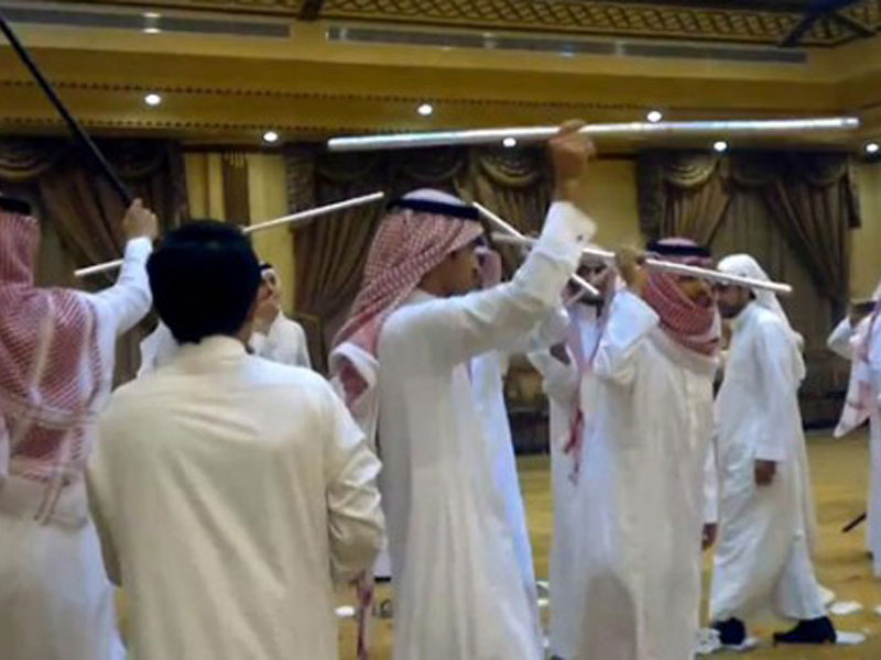 بالفيديو: خسوف القمر يتسبب في تأجيل عرس شاب سعودي!