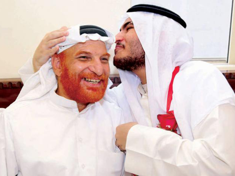 شاهد لحظة لقاء السعودي علي الخنيزي ابنه موسى بعد 20 عامًا من اختطافه