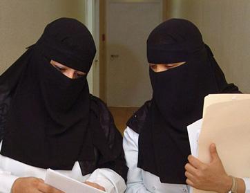 معلمة سعودية تزوج زوجها لاحدى طالباتها