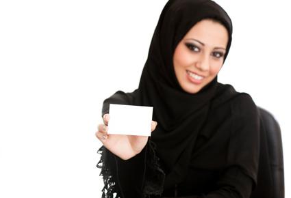 إماراتية تحتال على بنوك بهويات زملائها