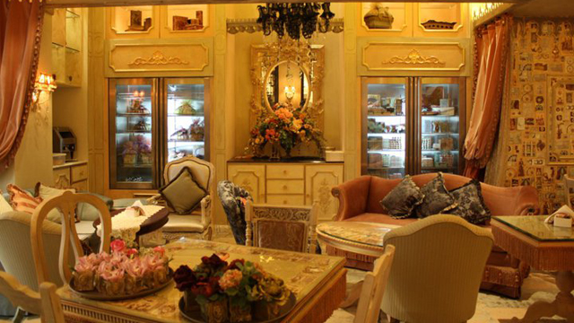 رائد في جولة داخل مطعم Shakespear and Co