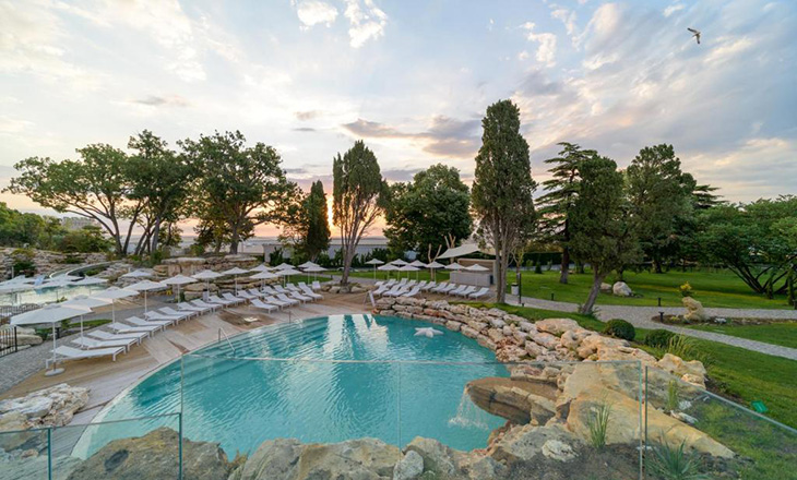 المياه الحرارية العلاجية بإنتظاركم في "لؤلؤة البحر الأسود البلغاري"!