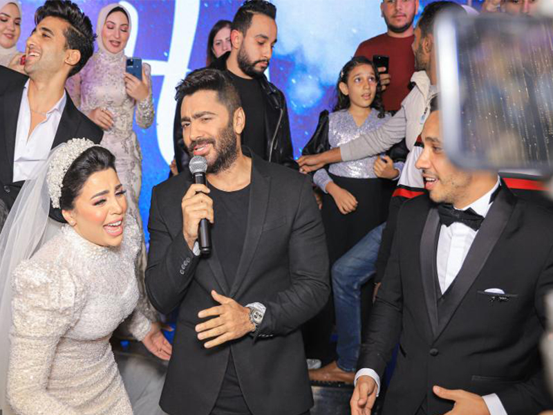 تامر حسني يتنكر ويفاجئ البلوغر المصرية آية مكرم في زفافها