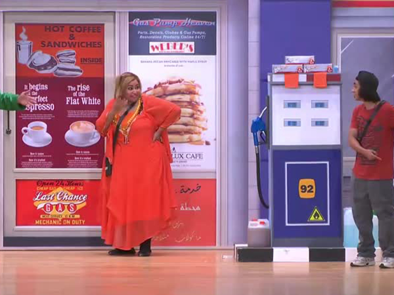 بالفيديو.. دخول خاطئ لأحد مُمثّلي مسرح مصر يتحوّل لموقف كوميدي