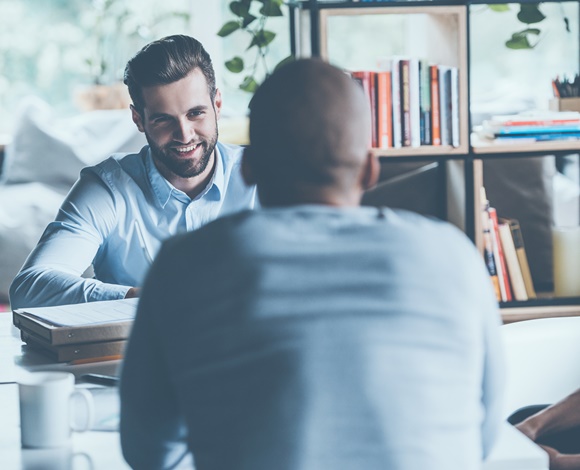 كيف تتألق في أول مقابلة توظيف لك؟
