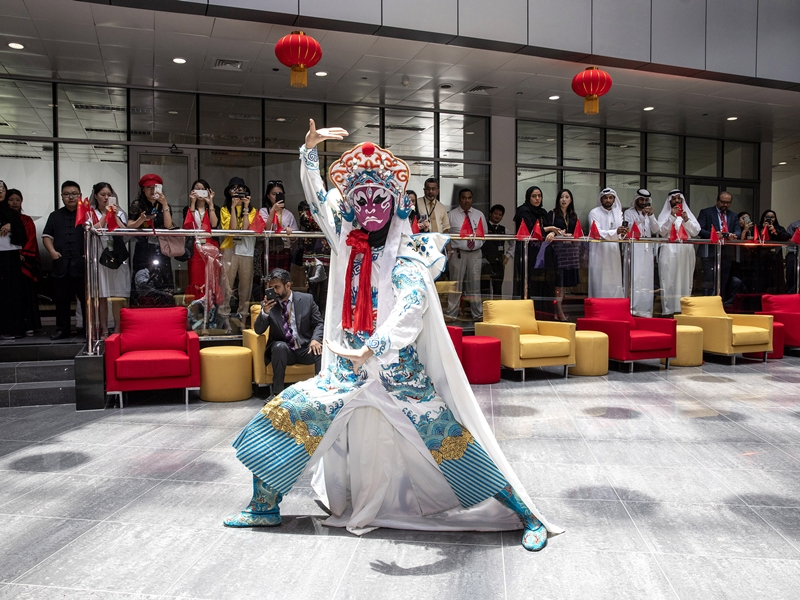 بمجموعة من الانشطة الثقافية ... الاتحاد للطيران تحتفي بزيارة الرئيس الصيني شي جين بينغ